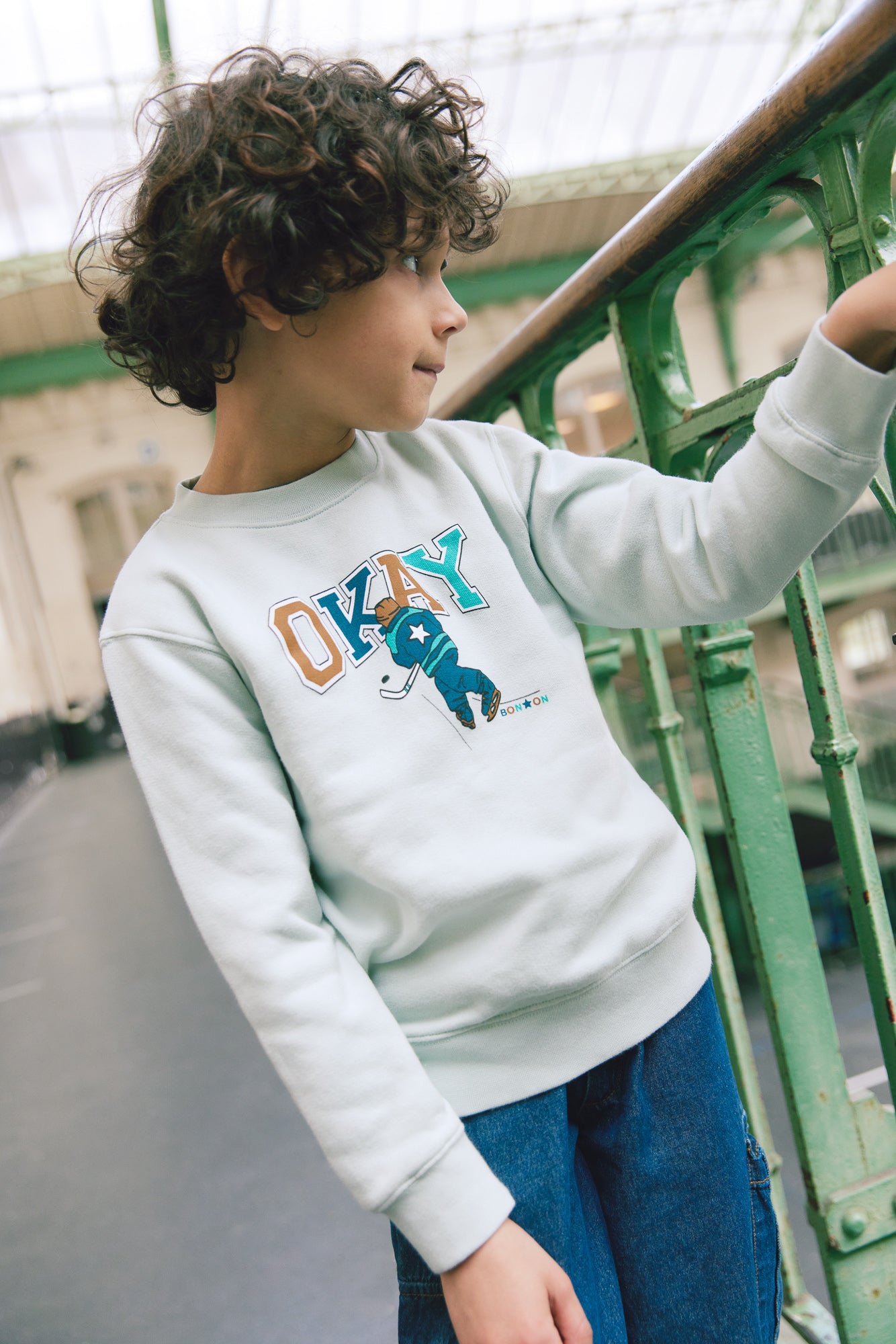 Sweatshirt - Smile light blue illustration "Okay"